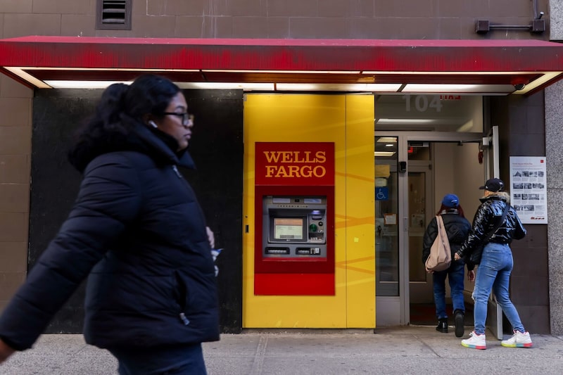 Un cajero automático en una sucursal del banco Wells Fargo en Nueva York. Un cajero automático en una sucursal del banco Wells Fargo en Nueva York.