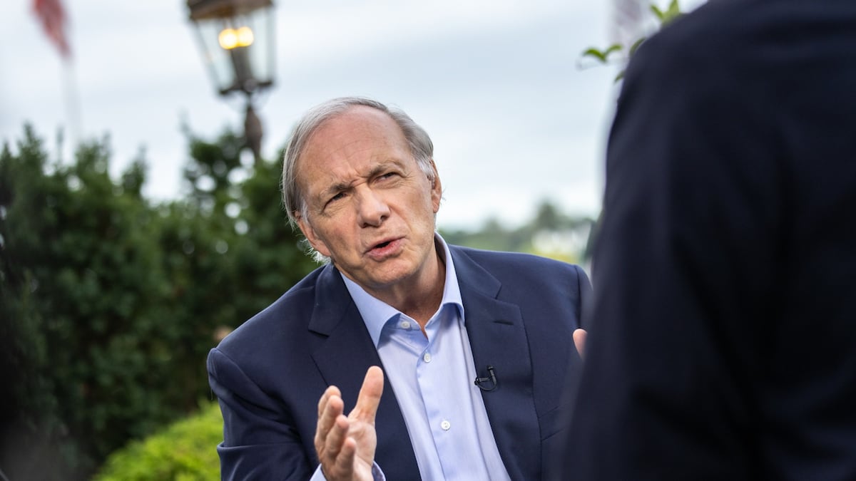 Ray Dalio, fundador de Bridgewater Associates LP, habla durante una entrevista con Bloomberg Television.