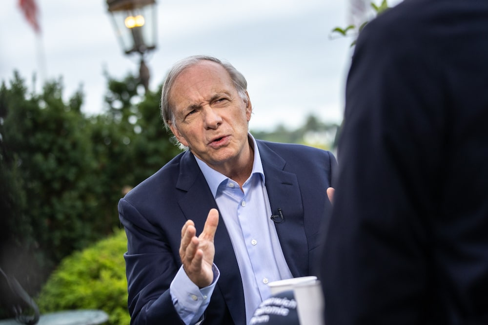 Ray Dalio, fundador de Bridgewater Associates LP, interviene durante una entrevista con Bloomberg Television en el Foro Económico de Greenwich (GEF, por sus siglas en inglés) en Greenwich, Connecticut, EE.UU. Ray Dalio, fundador de Bridgewater Associates LP, interviene durante una entrevista con Bloomberg Television en el Foro Económico de Greenwich (GEF, por sus siglas en inglés) en Greenwich, Connecticut, EE.UU.