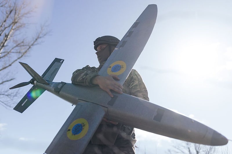 Retrato de un soldado de la unidad de vehículos aéreos no tripulados "Taifun" sosteniendo un dron de ataque "Marsianin" de nuevo modelo, el 7 de abril de 2026 en la región de Járkov, Ucrania. Retrato de un soldado de la unidad de vehículos aéreos no tripulados "Taifun" sosteniendo un dron de ataque "Marsianin" de nuevo modelo, el 7 de abril de 2026 en la región de Járkov, Ucrania.