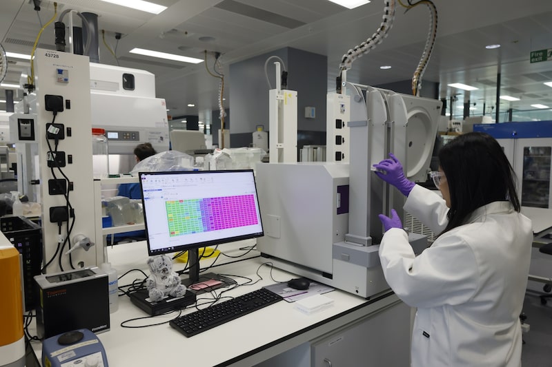 Empresa lançou 13 novos contratos ligados à biotecnologia, incluindo apostas sobre a aprovação de medicamentos desenvolvidos por Sanofi e Gilead Sciences (Foto: Vivian Wan/Bloomberg) Empresa lançou 13 novos contratos ligados à biotecnologia, incluindo apostas sobre a aprovação de medicamentos desenvolvidos por Sanofi e Gilead Sciences (Foto: Vivian Wan/Bloomberg)