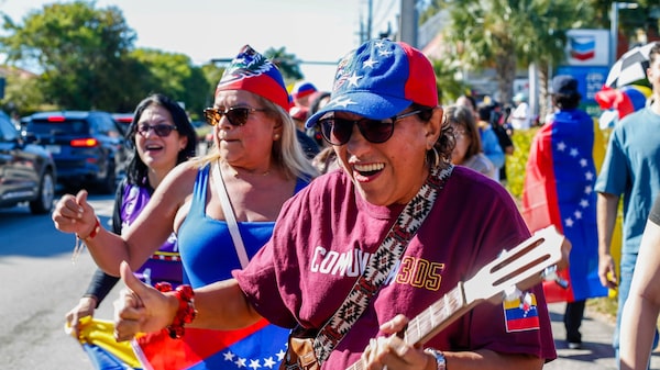 Venezuelanos nos EUA celebram queda de Maduro e expressam esperança sobre o futuro Venezuelanos nos EUA celebram queda de Maduro e expressam esperança sobre o futuro