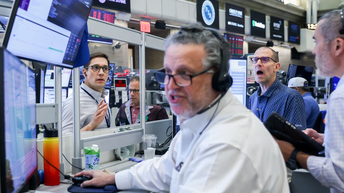 Wall Street espera resultados de Micron, mientras el petróleo cae y el oro pierde los US$4.000