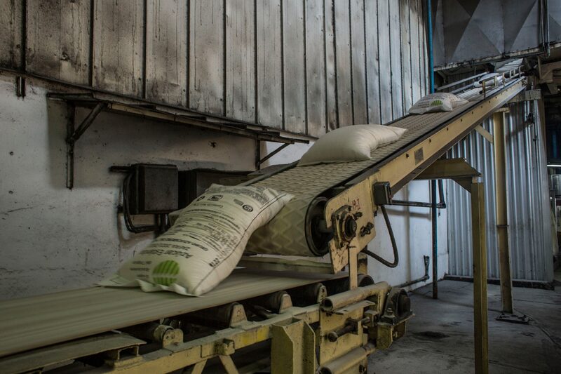 Processo de organização dos fardos de 50 quilos de açúcar na usina de açúcar La Gloria em Ursulo Galvan, Veracruz, México (Foto: Koral Carballo/Bloomberg) Processo de organização dos fardos de 50 quilos de açúcar na usina de açúcar La Gloria em Ursulo Galvan, Veracruz, México (Foto: Koral Carballo/Bloomberg)