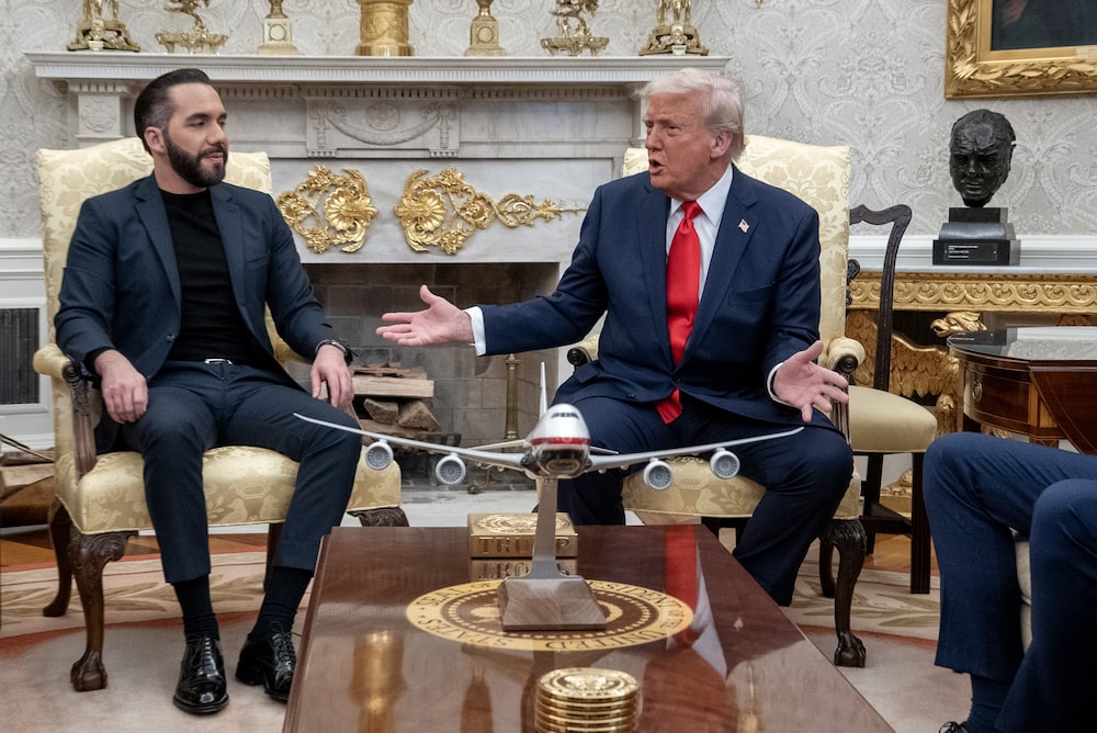 El presidente de EEUU, Donald Trump, a la derecha, y Nayib Bukele, presidente de El Salvador, durante una reunión en el Despacho Oval de la Casa Blanca en Washington, DC, EE.UU., el lunes 14 de abril de 2025. El presidente de EEUU, Donald Trump, a la derecha, y Nayib Bukele, presidente de El Salvador, durante una reunión en el Despacho Oval de la Casa Blanca en Washington, DC, EE.UU., el lunes 14 de abril de 2025.