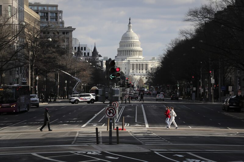 La Casa Blanca ordena a agencias federales preparar recortes de personal “a gran escala”. La Casa Blanca ordena a agencias federales preparar recortes de personal “a gran escala”.