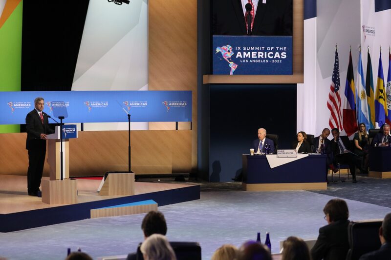 El presidente de los Estados Unidos, Joe Biden, en el centro, y la vicepresidenta Kamala Harris, en el centro a la derecha, escuchan durante la sesión plenaria de apertura de la Cumbre de las Américas en Los Ángeles, California, EE. UU. El presidente de los Estados Unidos, Joe Biden, en el centro, y la vicepresidenta Kamala Harris, en el centro a la derecha, escuchan durante la sesión plenaria de apertura de la Cumbre de las Américas en Los Ángeles, California, EE. UU.