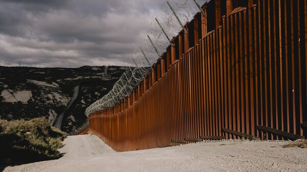 Trump ordena pintar de negro el muro fronterizo para que esté caliente al tocarlo Trump ordena pintar de negro el muro fronterizo para que esté caliente al tocarlo