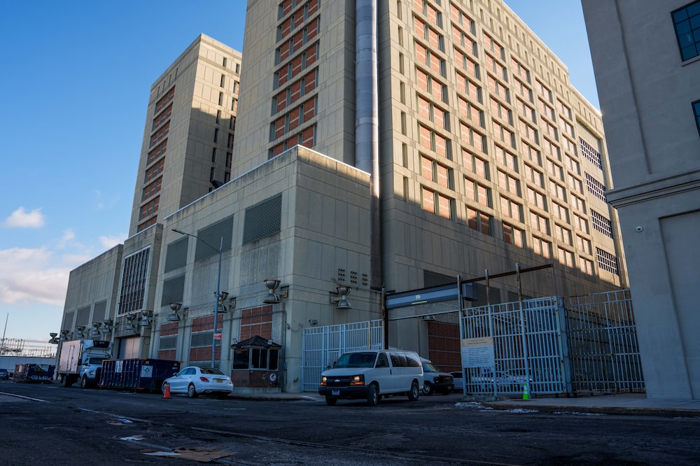 Una furgoneta sale del Centro de Detención Metropolitano en el distrito de Brooklyn, Nueva York. Una furgoneta sale del Centro de Detención Metropolitano en el distrito de Brooklyn, Nueva York.