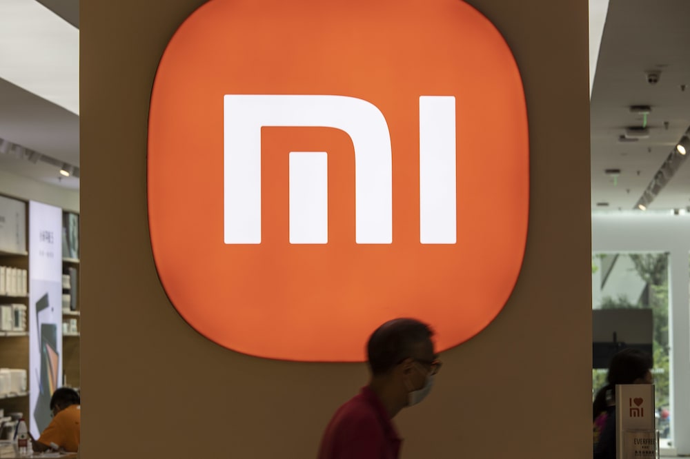Un cliente pasa frente a una tienda de Xiaomi Corp. en Shanghái, China. Un cliente pasa frente a una tienda de Xiaomi Corp. en Shanghái, China.