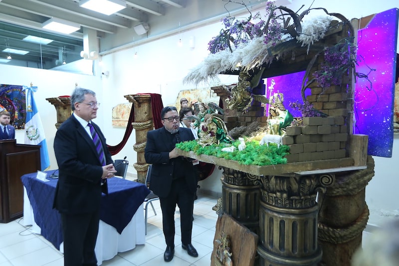 Una delegación del gobierno de Guatemala entregará la obra al papa Francisco el 3 de diciembre próximo. Una delegación del gobierno de Guatemala entregará la obra al papa Francisco el 3 de diciembre próximo.