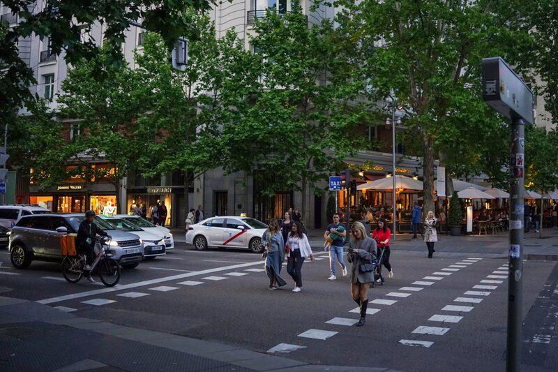 Peatones cruzan una calle repleta de tiendas de lujo en el distrito de Salamanca de Madrid, España. Peatones cruzan una calle repleta de tiendas de lujo en el distrito de Salamanca de Madrid, España.