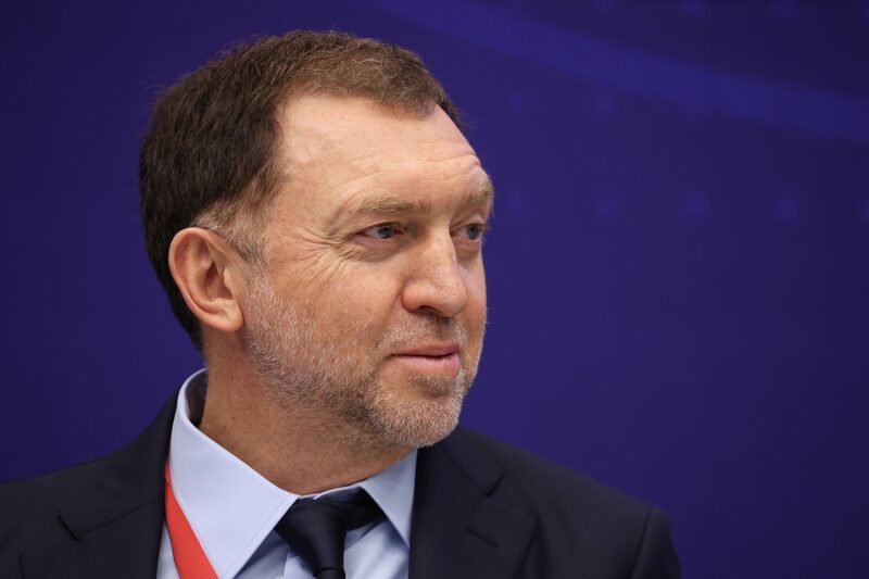 Oleg Deripaska, multimillonario ruso, reacciona durante una sesión del panel en el tercer día del Foro Económico Internacional de San Petersburgo (SPIEF) en San Petersburgo, Rusia, el viernes 4 de junio de 2021. Fotógrafo: Andrey Rudakov/Bloomberg Oleg Deripaska, multimillonario ruso, reacciona durante una sesión del panel en el tercer día del Foro Económico Internacional de San Petersburgo (SPIEF) en San Petersburgo, Rusia, el viernes 4 de junio de 2021. Fotógrafo: Andrey Rudakov/Bloomberg