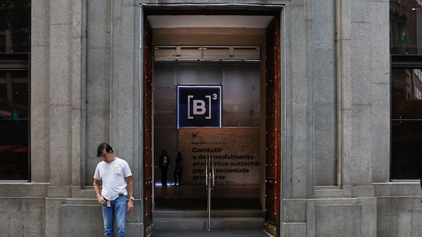 Ibovespa cai com aversão a risco ante guerra no Oriente Médio; dólar sobe a R$ 5,29 Ibovespa cai com aversão a risco ante guerra no Oriente Médio; dólar sobe a R$ 5,29