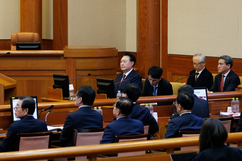 Si es declarado culpable, Yoon podría enfrentarse a una pena máxima de cadena perpetua. Si es declarado culpable, Yoon podría enfrentarse a una pena máxima de cadena perpetua.