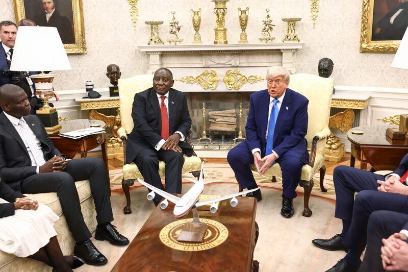 El presidente de Estados Unidos, Donald Trump, a la derecha, y Cyril Ramaphosa, presidente de Sudáfrica, durante una reunión en la Oficina Oval de la Casa Blanca el 21 de mayo. Foto: Jim Lo Scalzo/EPA/Bloomberg El presidente de Estados Unidos, Donald Trump, a la derecha, y Cyril Ramaphosa, presidente de Sudáfrica, durante una reunión en la Oficina Oval de la Casa Blanca el 21 de mayo. Foto: Jim Lo Scalzo/EPA/Bloomberg