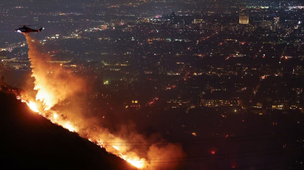 Los Ángeles se sumió en su peor desastre natural en décadas cuando los incendios forestales provocados por ráfagas de viento huracanadas obligaron a huir a más de 100.000 residentes. Los Ángeles se sumió en su peor desastre natural en décadas cuando los incendios forestales provocados por ráfagas de viento huracanadas obligaron a huir a más de 100.000 residentes.
