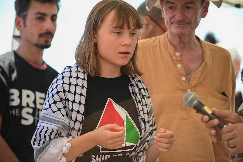 Greta Thunberg con la tripulación del barco Madleen en Catania, Italia. Fotógrafo: Fabrizio Villa/Getty Images Greta Thunberg con la tripulación del barco Madleen en Catania, Italia. Fotógrafo: Fabrizio Villa/Getty Images