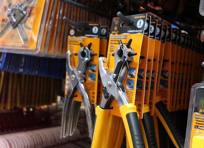 Alicates para hacer agujeros en materiales en un negocio de capital chino en Honduras. Alicates para hacer agujeros en materiales en un negocio de capital chino en Honduras.