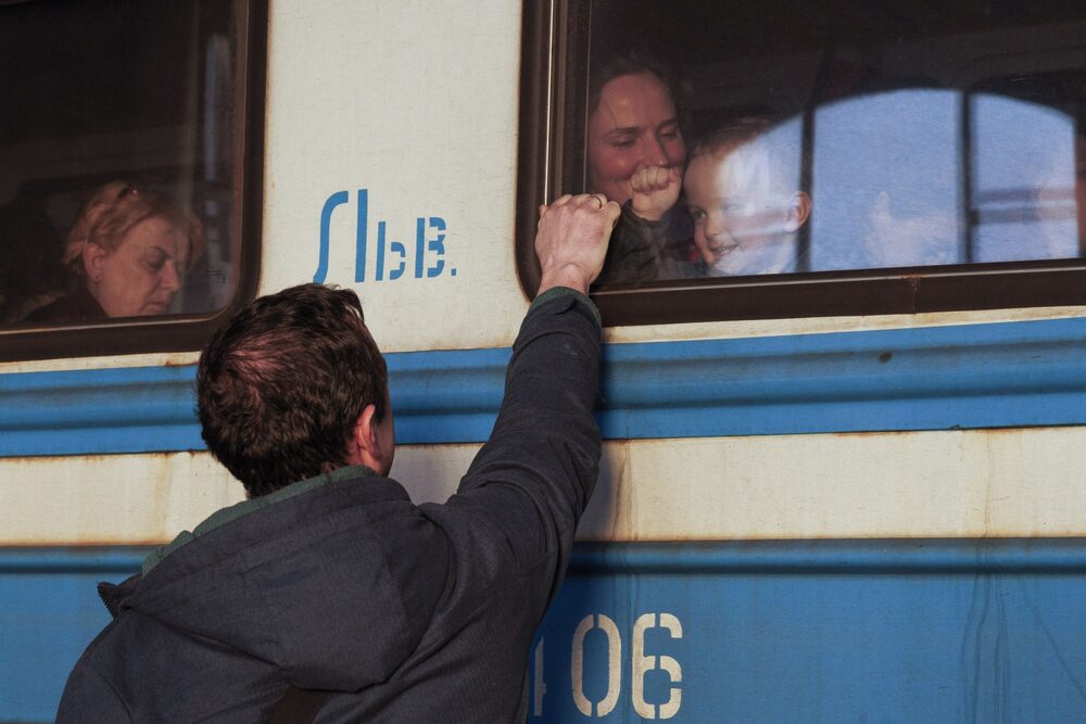Un padre ucraniano en el andén se despide de su hijo a bordo de un tren en la estación de Lviv-Holovnyi. Un padre ucraniano en el andén se despide de su hijo a bordo de un tren en la estación de Lviv-Holovnyi.