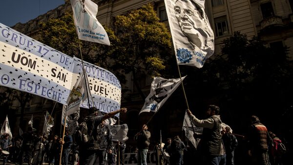 Cinco gráficos que explican por qué crecen las protestas y la angustia social en Argentina Cinco gráficos que explican por qué crecen las protestas y la angustia social en Argentina