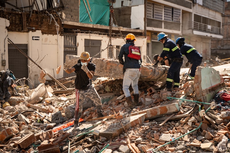 Quake Death Toll Rises As Colombian Civilians Aid In Rescue Quake Death Toll Rises As Colombian Civilians Aid In Rescue