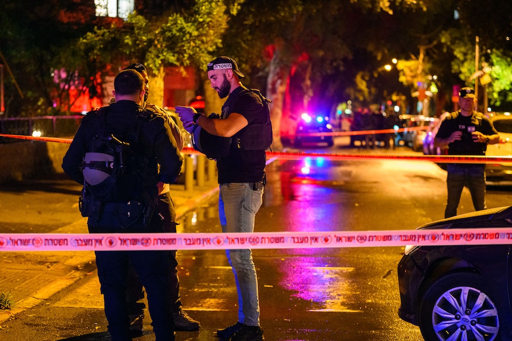 Los equipos de emergencia acuden al lugar donde se produjo un ataque con misiles iraníes en Tel Aviv el 2 de abril. Los equipos de emergencia acuden al lugar donde se produjo un ataque con misiles iraníes en Tel Aviv el 2 de abril.