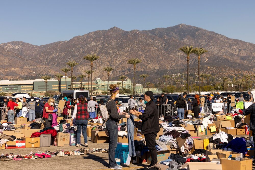Voluntarios clasifican los bienes donados en el aparcamiento del hipódromo de Santa Anita en Arcadia, California, el 14 de enero.Photographer: Jill Connelly/Bloomberg Voluntarios clasifican los bienes donados en el aparcamiento del hipódromo de Santa Anita en Arcadia, California, el 14 de enero.Photographer: Jill Connelly/Bloomberg