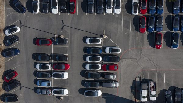 Consumidores de EE.UU. ven autos eléctricos como el futuro. Concesionarios, no tanto Consumidores de EE.UU. ven autos eléctricos como el futuro. Concesionarios, no tanto