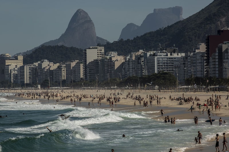 La gente se reúne en la playa de Copacabana, en Río de Janeiro (Brasil), el sábado 20 de junio de 2020. La gente se reúne en la playa de Copacabana, en Río de Janeiro (Brasil), el sábado 20 de junio de 2020.