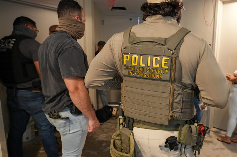 Redada de inmigración en el hotel Paulson de Puerto Rico deja 53 personas detenidas. Redada de inmigración en el hotel Paulson de Puerto Rico deja 53 personas detenidas.