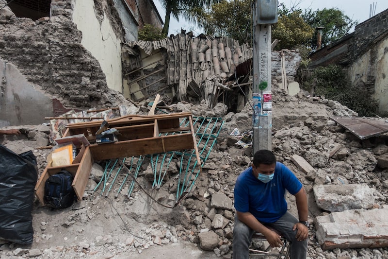 Una persona se sienta frente a un edificio derrumbado en la ciudad de Jojutla de Juárez, estado de Morelos, México, luego del temblor del 19 de septiembre de 2017 Una persona se sienta frente a un edificio derrumbado en la ciudad de Jojutla de Juárez, estado de Morelos, México, luego del temblor del 19 de septiembre de 2017