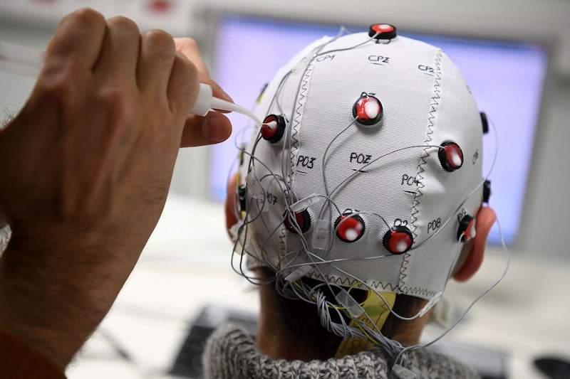 Un gorro con interfaz cerebro-ordenador. Un gorro con interfaz cerebro-ordenador.