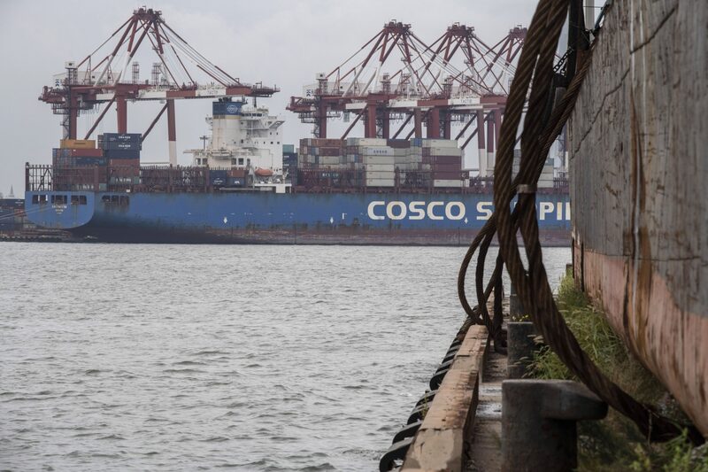 Un buque portacontenedores de Cosco Shipping es cargado en el puerto de Tianjin, China, el domingo 5 de septiembre de 2021. Fotógrafo: Gilles Sabrie/Bloomberg Un buque portacontenedores de Cosco Shipping es cargado en el puerto de Tianjin, China, el domingo 5 de septiembre de 2021. Fotógrafo: Gilles Sabrie/Bloomberg