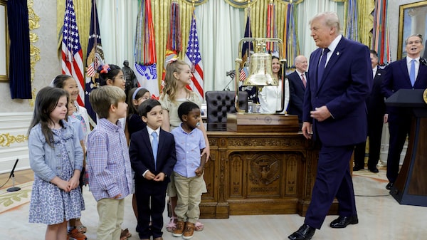 Trump toca la campana de Wall Street desde la Casa Blanca para lanzar cuentas de inversión para niños Trump toca la campana de Wall Street desde la Casa Blanca para lanzar cuentas de inversión para niños