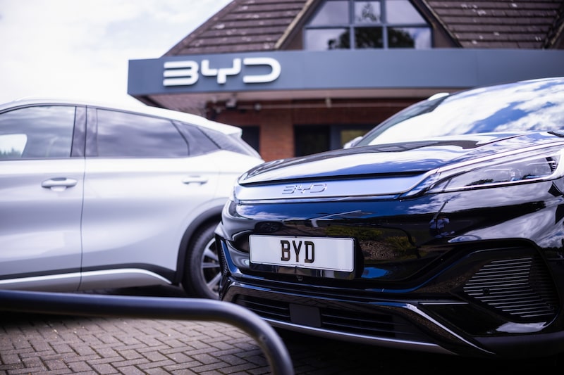Coches aparcados frente a una sala de exposición de BYD en Coulsdon, Reino Unido. Fotógrafo: Chris Ratcliffe/Bloomberg Coches aparcados frente a una sala de exposición de BYD en Coulsdon, Reino Unido. Fotógrafo: Chris Ratcliffe/Bloomberg