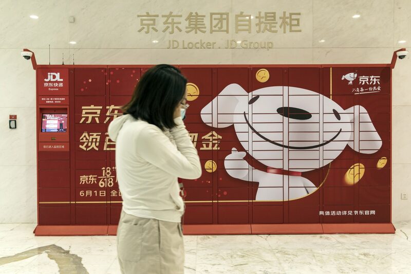 JD.com, con sede en Pekín, ha realizado la mayor parte en el Reino Unido, alquilando 900.000 pies cuadrados de espacio en todo el país en lo que va de año. JD.com, con sede en Pekín, ha realizado la mayor parte en el Reino Unido, alquilando 900.000 pies cuadrados de espacio en todo el país en lo que va de año.