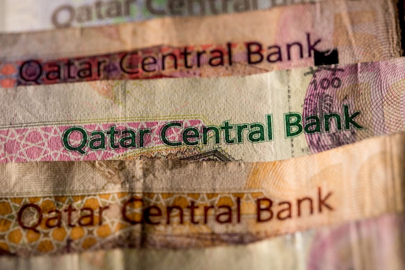 Billete de 100 riyal catarí con otras denominaciones de billetes emitidos por el Banco Central de Catar. Billete de 100 riyal catarí con otras denominaciones de billetes emitidos por el Banco Central de Catar.