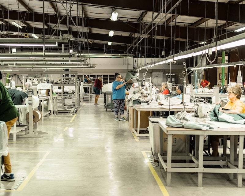 Una fábrica de muebles en New Albany, Misisipi. Una fábrica de muebles en New Albany, Misisipi.