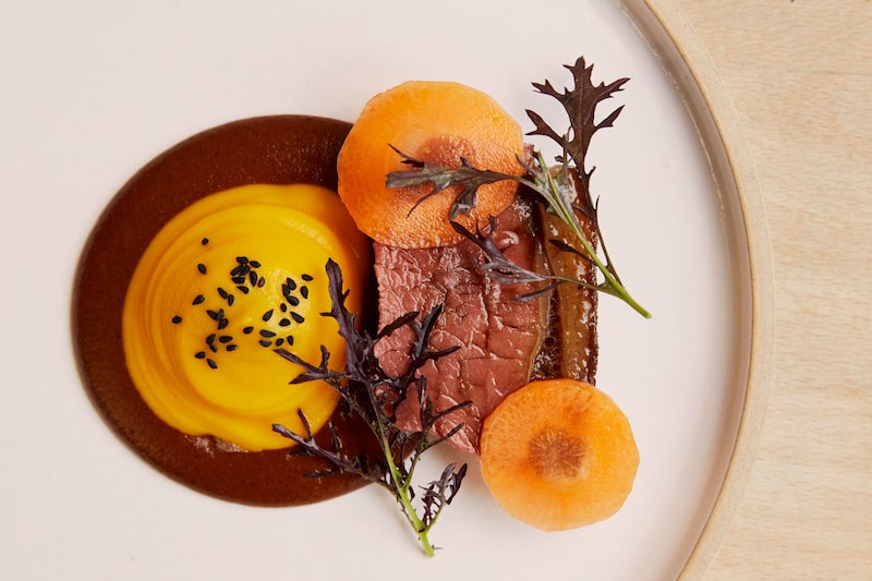 O Wilsons, em Bristol, recebeu uma estrela e conta uma lista variada de pratos, como a suculenta carne de veado local (Foto: Emli Bendixen) O Wilsons, em Bristol, recebeu uma estrela e conta uma lista variada de pratos, como a suculenta carne de veado local (Foto: Emli Bendixen)