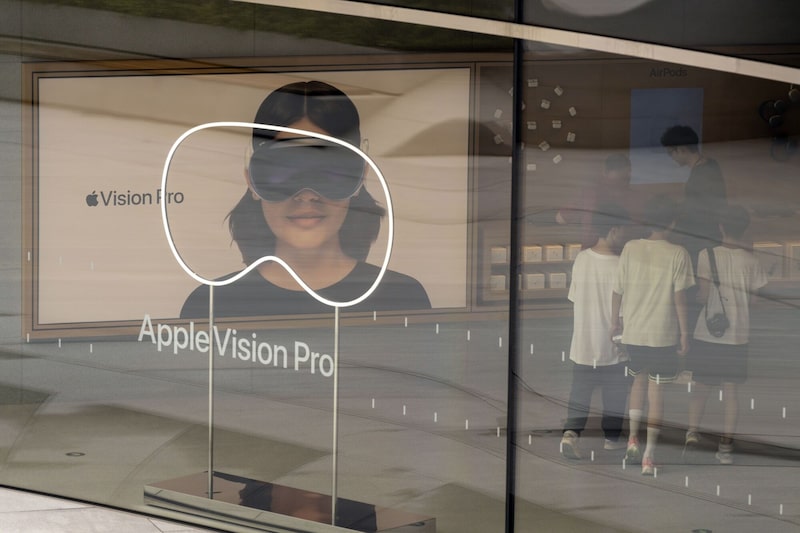 Un anuncio de las gafas Vision Pro de Apple Inc. en una de las tiendas de la empresa en Shanghái, China. Un anuncio de las gafas Vision Pro de Apple Inc. en una de las tiendas de la empresa en Shanghái, China.