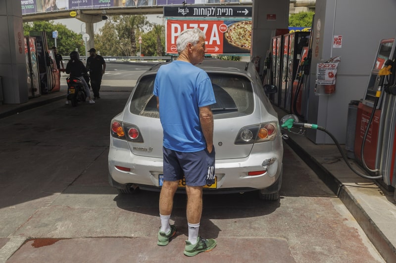 Hombre en gasolinera en Israel Hombre en gasolinera en Israel