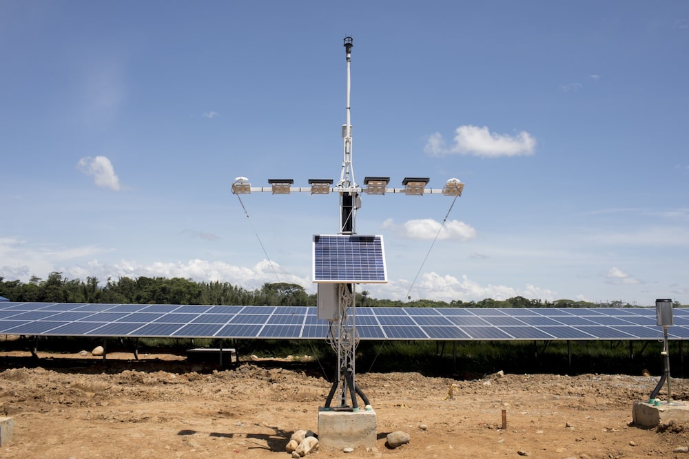 En la foto, una estación meteorológica frente a los paneles solares en Castilla La Nueva, Colombia, el martes 29 de octubre de 2019. En la foto, una estación meteorológica frente a los paneles solares en Castilla La Nueva, Colombia, el martes 29 de octubre de 2019.