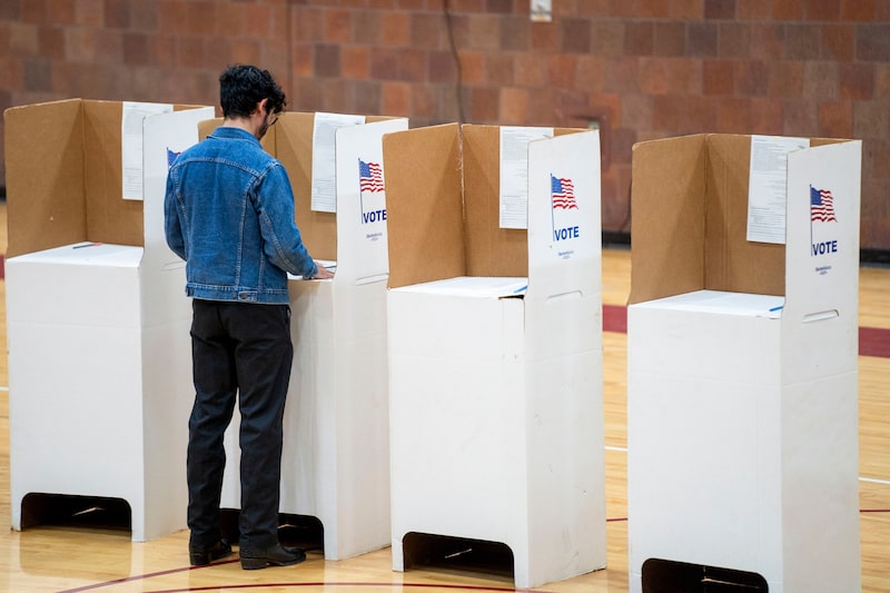 Un votante marca su papeleta en un colegio electoral para las elecciones presidenciales de 2024 en Hamtramck, Michigan, Estados Unidos, el martes 5 de noviembre de 2024. Un votante marca su papeleta en un colegio electoral para las elecciones presidenciales de 2024 en Hamtramck, Michigan, Estados Unidos, el martes 5 de noviembre de 2024.