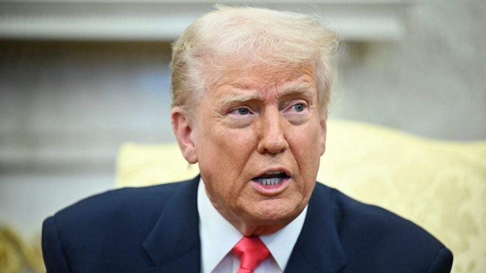 Trump también dijo que estaría abierto a reunirse con el presidente de Irán o con su Líder Supremo, el ayatolá Ali Jamenei, a quien escribió el mes pasado instando a negociar un nuevo acuerdo. Trump también dijo que estaría abierto a reunirse con el presidente de Irán o con su Líder Supremo, el ayatolá Ali Jamenei, a quien escribió el mes pasado instando a negociar un nuevo acuerdo.