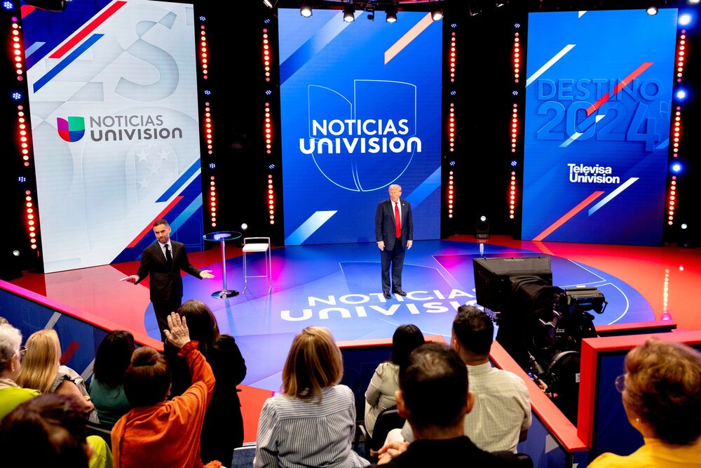 Donald Trump, a la derecha, y el periodista Enrique Acevedo durante un cabildo presidencial de Noticias Univision en Miami. Foto Eva Marie Uzcátegui/Bloomberg Donald Trump, a la derecha, y el periodista Enrique Acevedo durante un cabildo presidencial de Noticias Univision en Miami. Foto Eva Marie Uzcátegui/Bloomberg