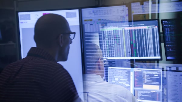 Futuros de EE.UU. caen tras advertencia de Apple sobre márgenes e inversiones en IA Futuros de EE.UU. caen tras advertencia de Apple sobre márgenes e inversiones en IA