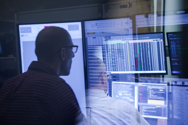 Operadores trabajando en la sala de la Bolsa Americana (AMEX) en la Bolsa de Nueva York (NYSE) en Nueva York, EE.UU. Operadores trabajando en la sala de la Bolsa Americana (AMEX) en la Bolsa de Nueva York (NYSE) en Nueva York, EE.UU.