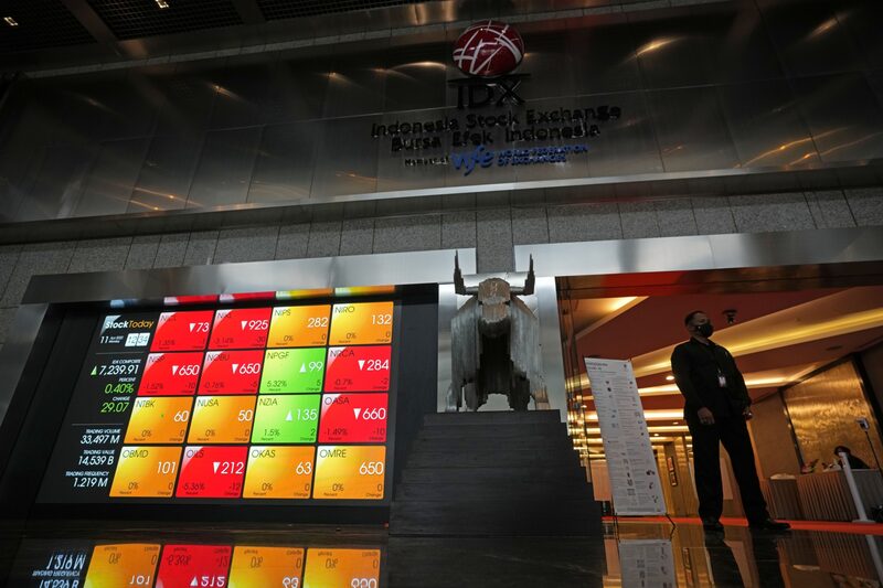 La mayor empresa tecnológica de Indonesia se disparó en su primer día de cotización tras recaudar 1.100 millones de dólares en una de las mayores ofertas públicas iniciales del mundo este año. La mayor empresa tecnológica de Indonesia se disparó en su primer día de cotización tras recaudar 1.100 millones de dólares en una de las mayores ofertas públicas iniciales del mundo este año.