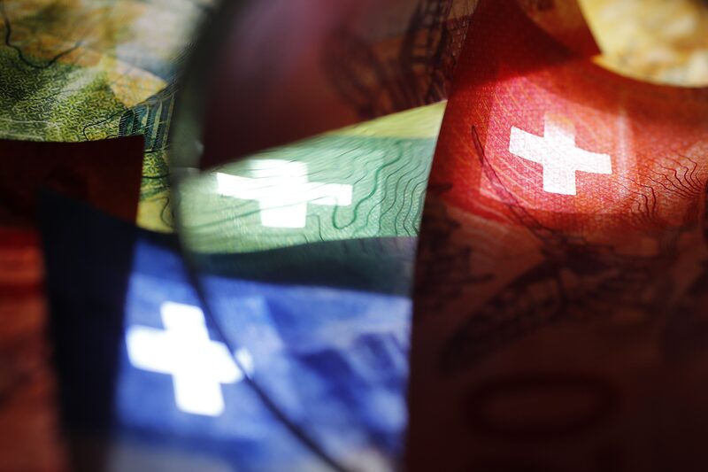 La cruz de la bandera nacional suiza aparece en los billetes de franco suizo en una fotografía arreglada en Berna, Suiza, el sábado 14 de marzo de 2020. La cruz de la bandera nacional suiza aparece en los billetes de franco suizo en una fotografía arreglada en Berna, Suiza, el sábado 14 de marzo de 2020.